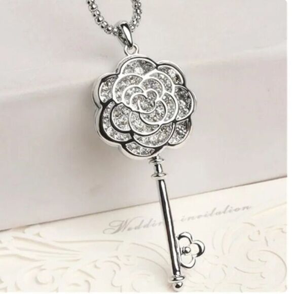 - 🗝️Sparkly Floral Key Pendant Sweater Chain🗝️ - Picture 14 of 17